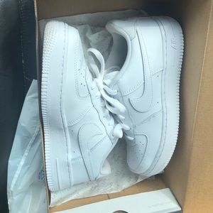 NIKE AIR FORCES (WORN ONCE) am a size 8 in women